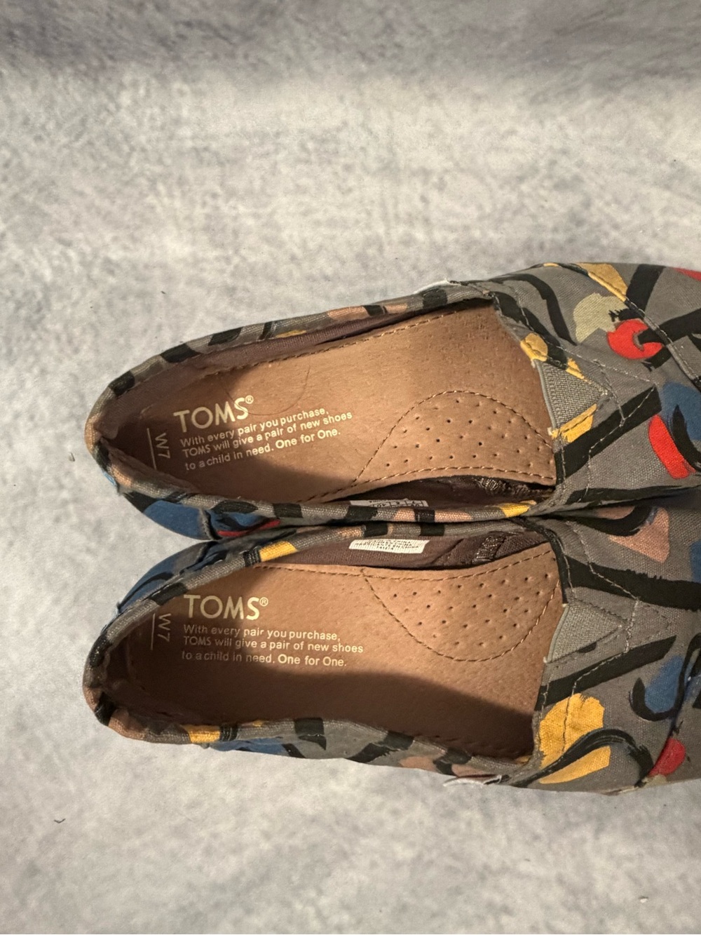 TOMS Classic Slip On Shoes Abstract Print Canvas Flats Women’s Size 7 - Picture 4 of 8